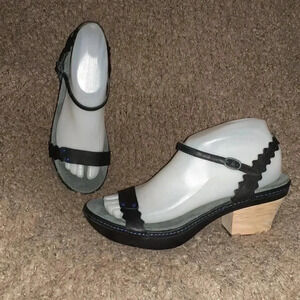 CAMPER-Black Leather/Blue Accents-Wood Heel-Scallop Edge Sandal-Sz 38-Excellent